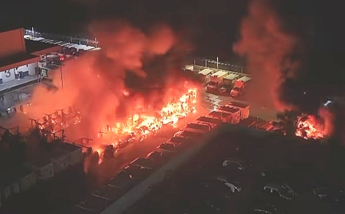 Al rededor de 40 unidades de transporte fueron consumidas por el fuego | Vía FB: Beto Granados