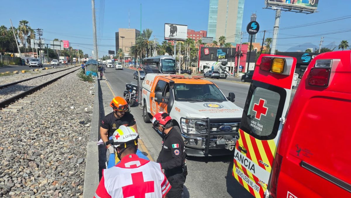 Los rescatistas localizaron al lesionado a un costado de las vías férreas. Foto: Especial