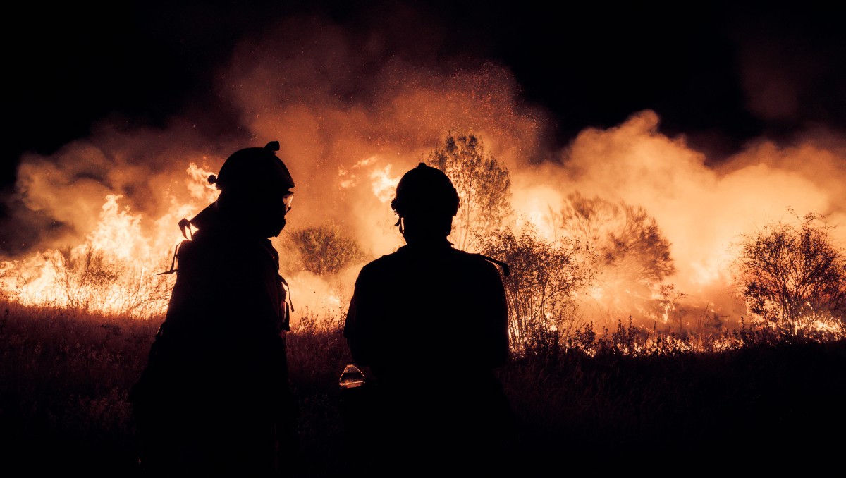 La Unidad Militar de Emergencias (UME) de España muestra a su personal combatiendo un incendio forestal cerca de Navas del Rey. | AFP