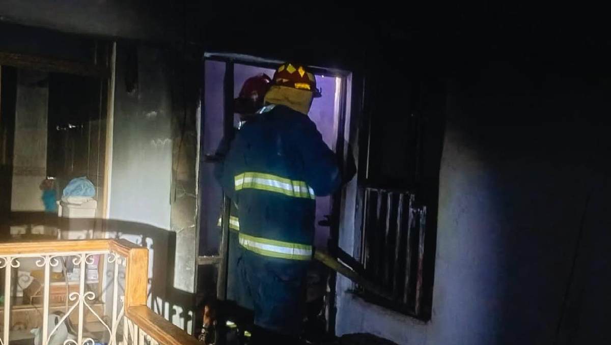 Bomberos y cuerpos de emergencia acudieron al domicilio para sofocar el incendio y realizar las primeras diligencias. | Especial