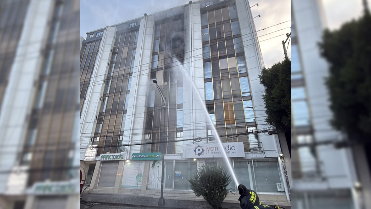 Bomberos evitaron que el incendio consumiera toda la Torre Médica Riobamba.  | Foto: Ramón Ramírez