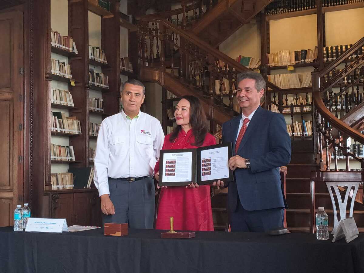 Cancelación de la estampilla conmemorativa del 50 Tianguis Turístico de México. (María Camarena)