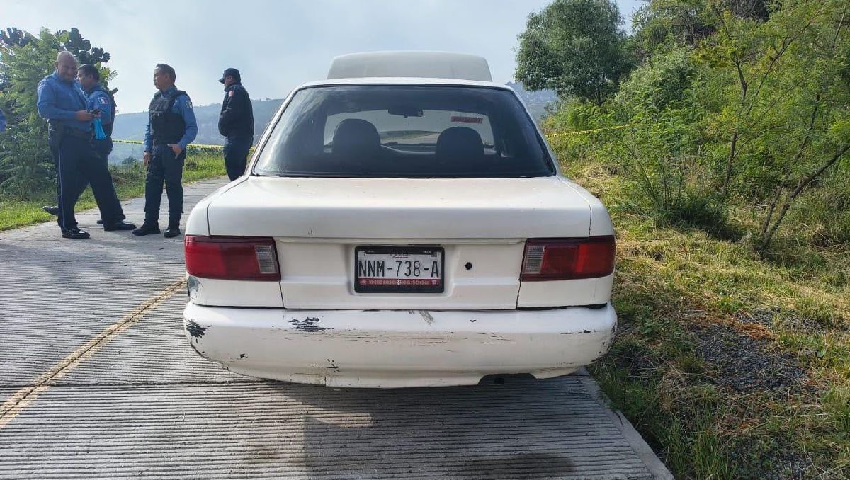 El cuerpo fue localizado junto con un auto Tsuru abandonado. | Foto: Especial