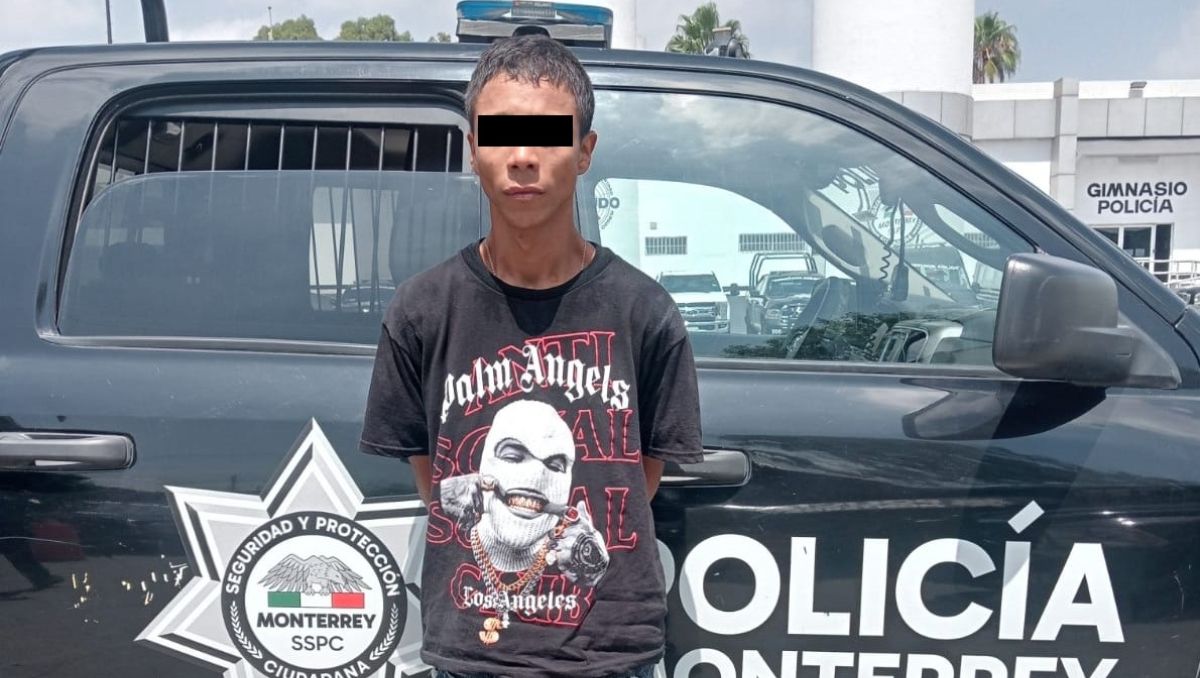 El hombre trató de apoderarse de tres bocinas pequeñas y una lámpara led. Foto: Especial