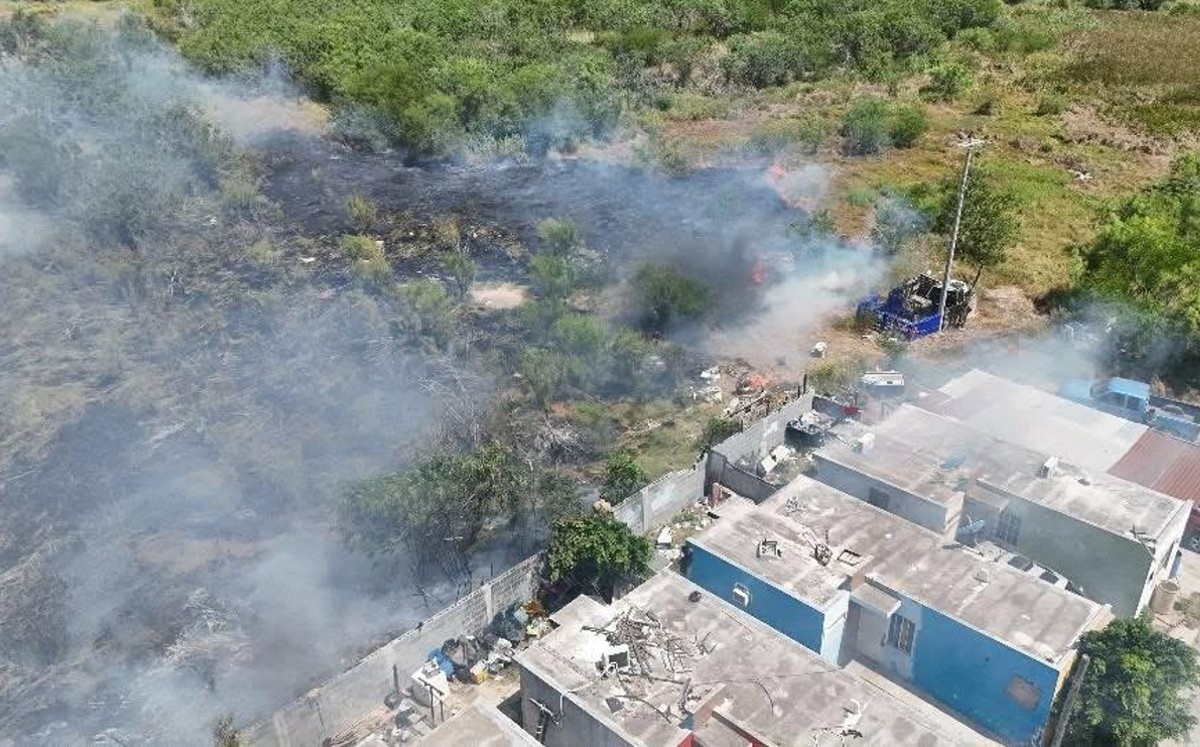 el humo negro salía desde la colonia Misiones del Puente en Río Bravo. | Redes sociales: Protección Civil y Bomberos Río Bravo