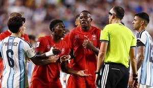La IFAB admitió que la expulsión de Breel Embolo en el partido de Argentina vs. Suiza del Mundial 2026, fue un error arbitral.