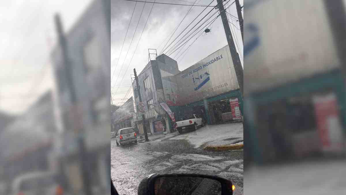 La intensa lluvia de este martes dejó calles inundadas y complicó el tránsito vehicular en la capital del Edomex. | Foto: Especial