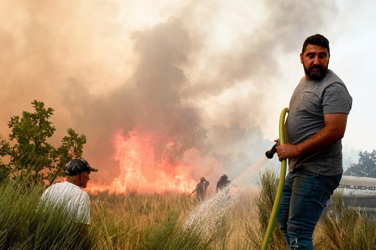 Local lucha contra las llamas de un incendio forestal que arrasa cerca del pueblo de Rabaca, Castanheira, Guarda. | EFE