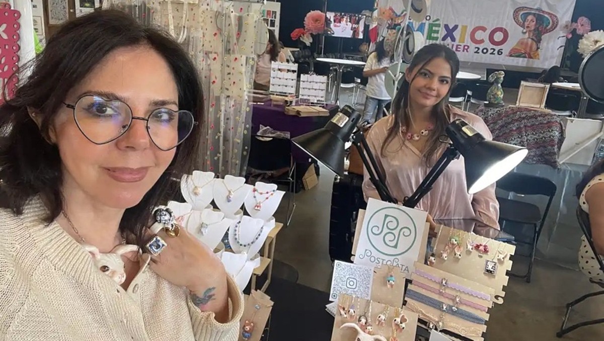Mónica y Valeria Joffre en su stand como expositoras en Ottawa | Foto: Especial