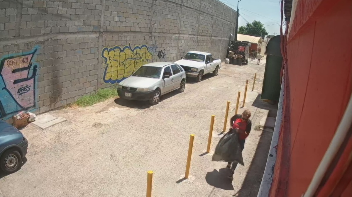 Una mujer fue captada por una cámara cercana a la casa. | Kirk Castillo