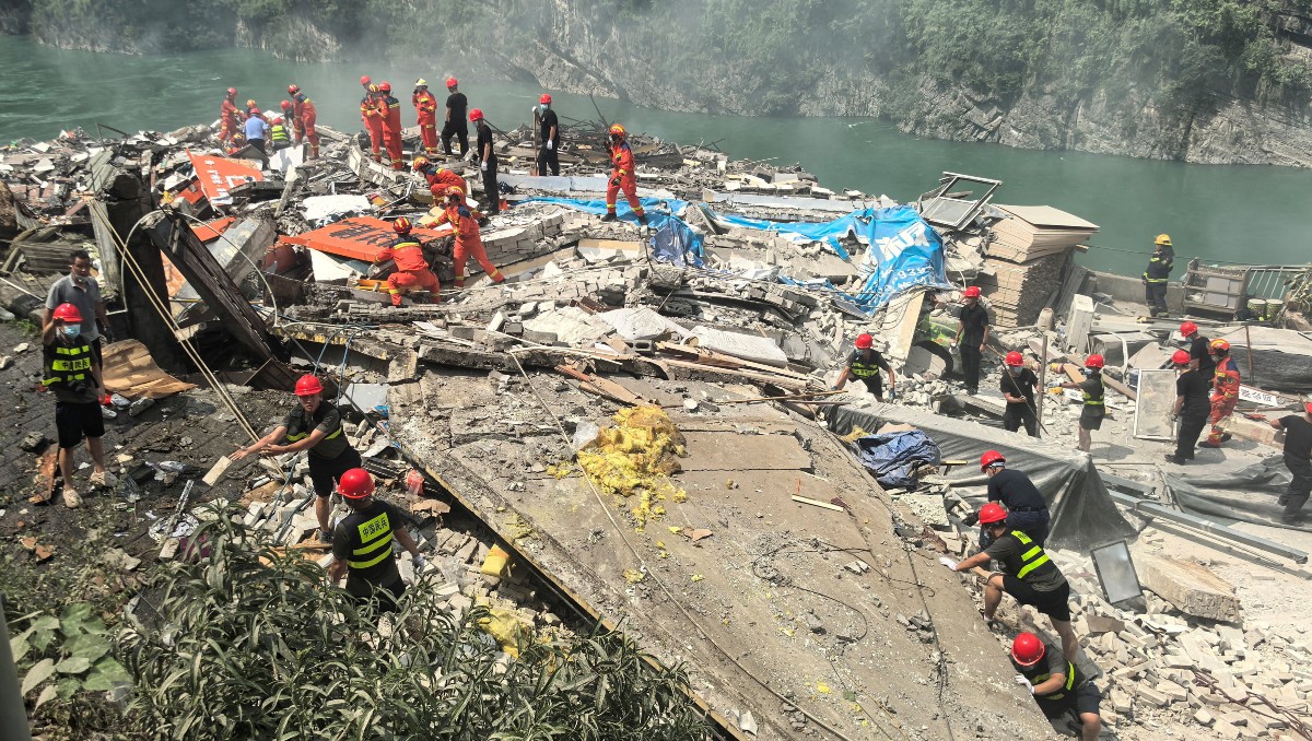 Personal de emergencia continúa con el levantamiento de escombros de más de 10 edificios caídos | Foto: Reuters