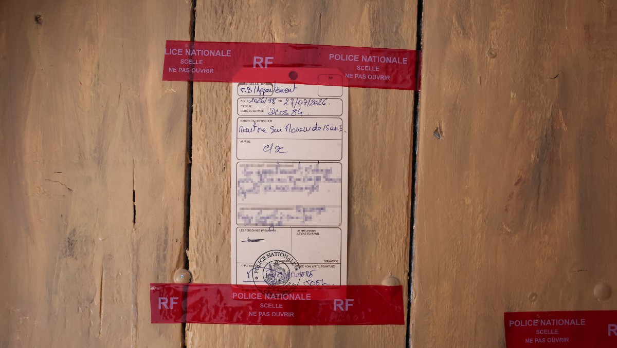 Precintos de la policía francesa colocados en la puerta de un apartamento en Orange, en el sur de Francia. | AFP