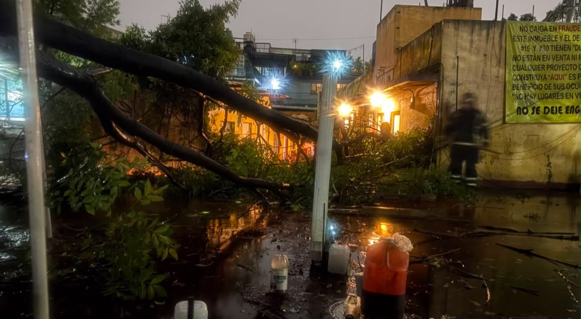 Protección Civil y Bomberos de la CdMx acuden a las afectaciones. (Foto: @Bomberos_CDMX)