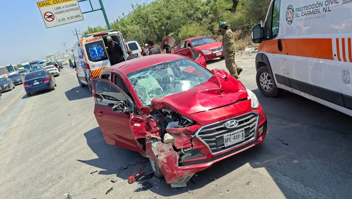 El auto Hyundai guindo quedó totalmente destrozado de la parte frontal. Foto: Especial