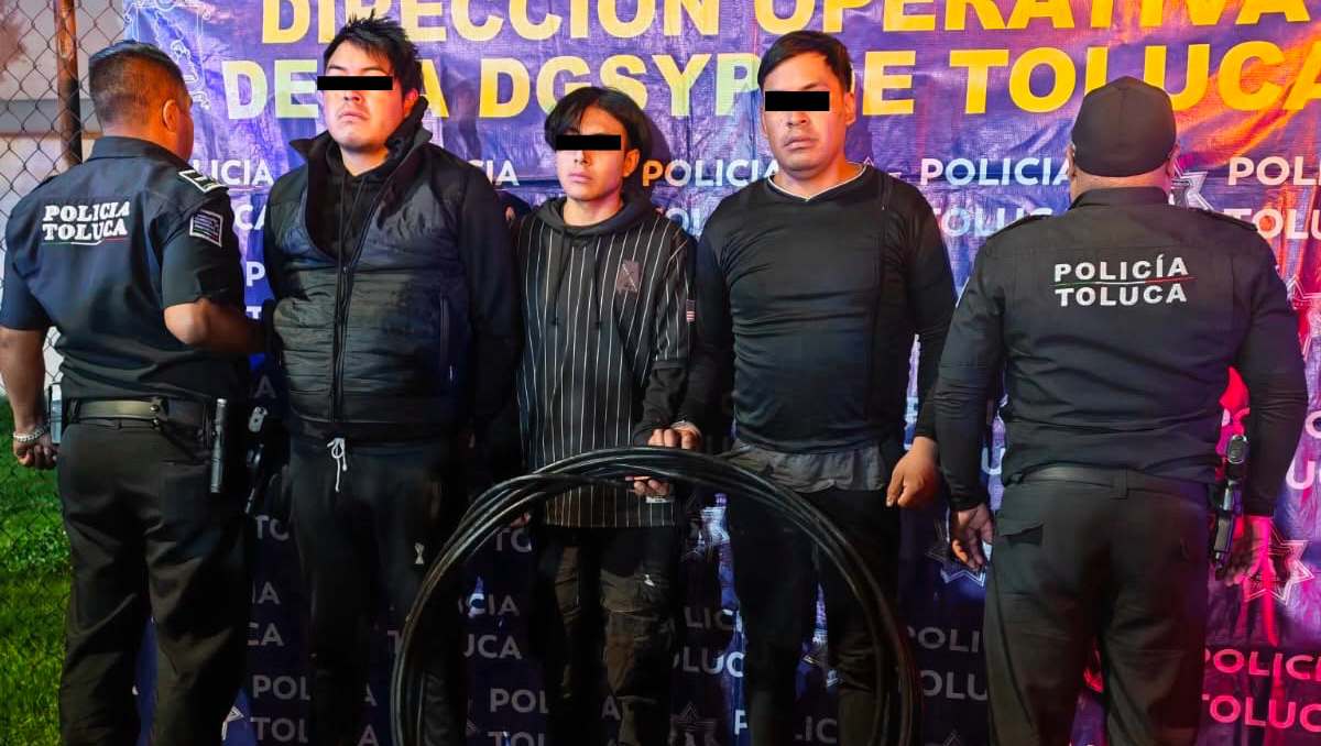Las autoridades captaron a los sospechosos descendiendo con una cuerda para hacer el robo. | Foto: Policía Municipal de Toluca