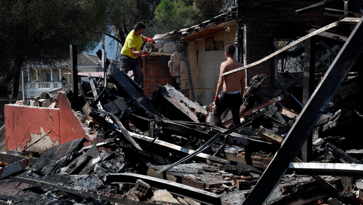 Casa completamente destruida y calcinada tras un devastador incendio forestal en Pelayos de la Presa.