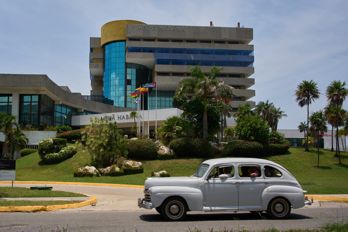 Un coche antiguo pasa frente al Hotel Meliá Habana en La Habana, Cuba, el martes 21 de julio de 2026.  | AP