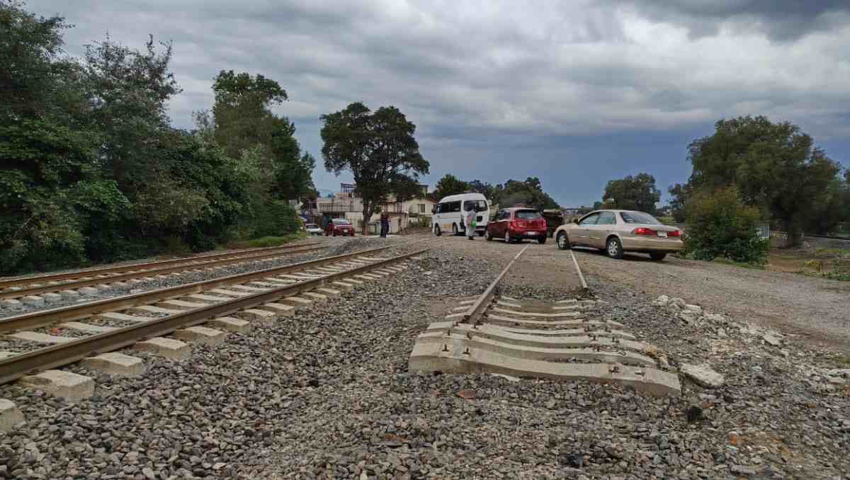 Denuncian que el diseño del Tren México-Querétaro no respeta distancias de seguridad ni contempla infraestructura peatonal. | Foto: Carlos Zaid