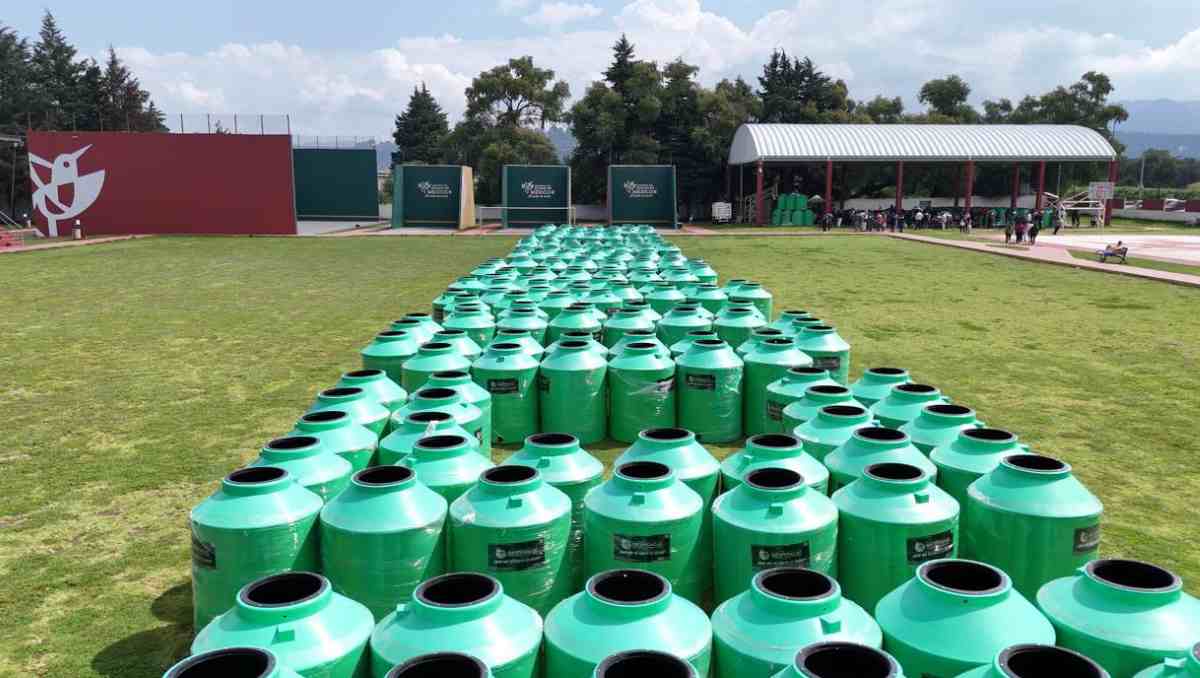 Familias de distintas comunidades recibieron tinacos gratuitos como apoyo para almacenar agua en Ocoyoacac. | Foto: Especial