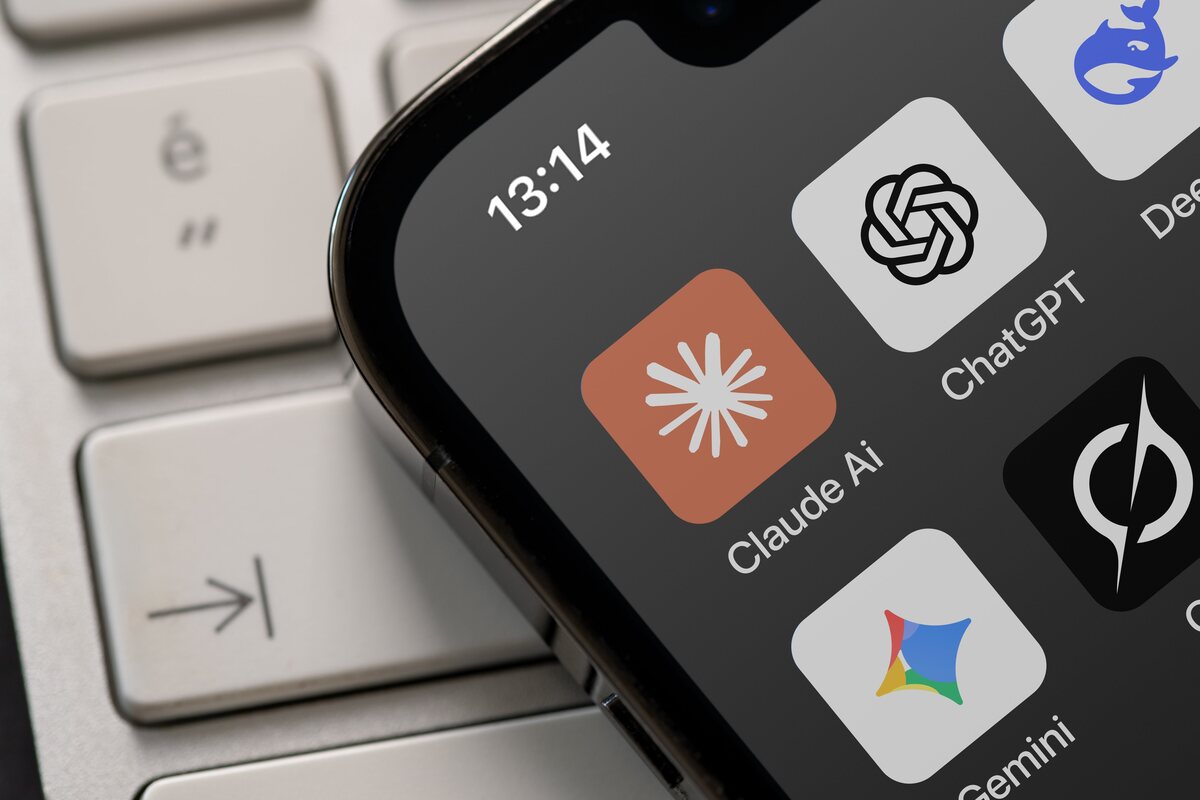 Icono de la aplicación Claude AI mostrado junto a otras herramientas de IA | Shutterstock. |
