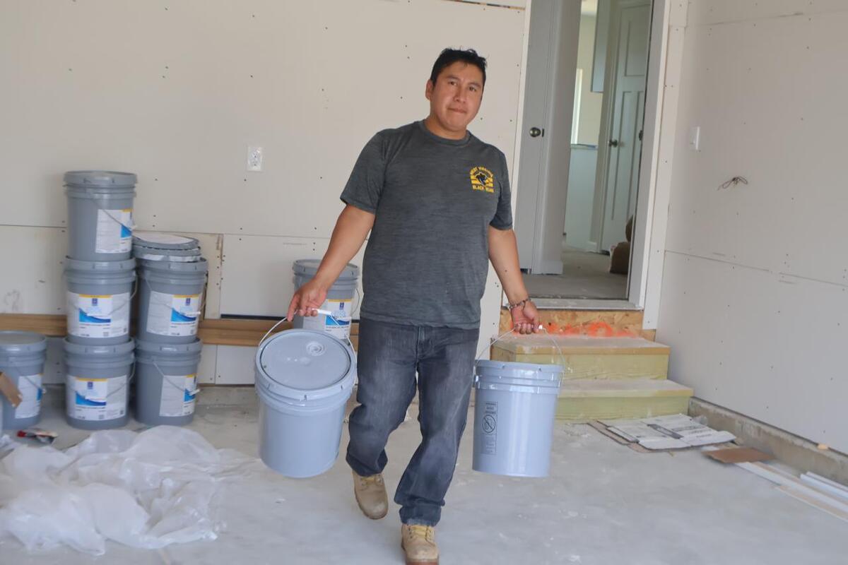Mike Morales denuncia una redada frente a un complejo de casas que ayudó a construir | Foto: Gardenia Mendoza