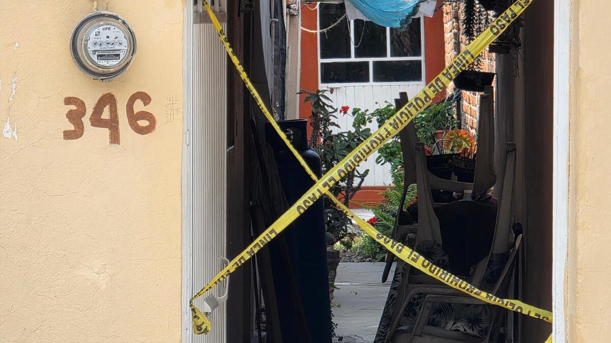 Los oficiales ingresaron al inmueble y localizaron a cuatro personas con heridas de bala. | Cortesía