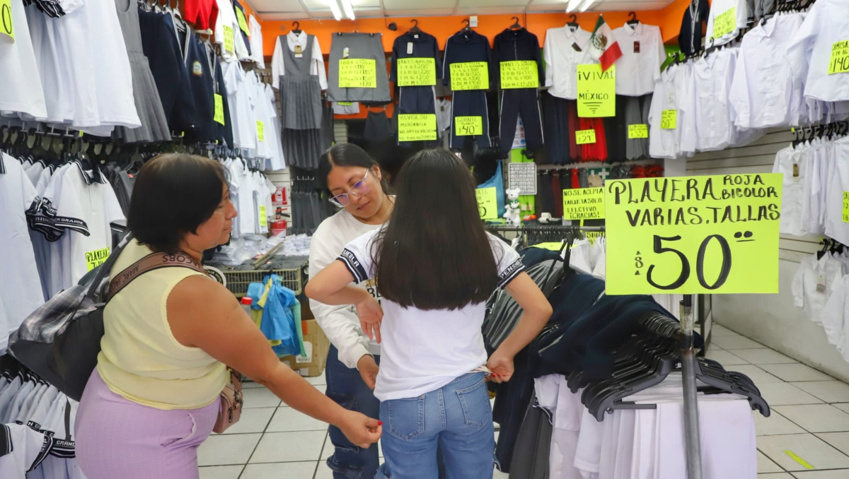 Precios de los uniformes escolares en el Centro Histórico de Puebla | Melanie Torres