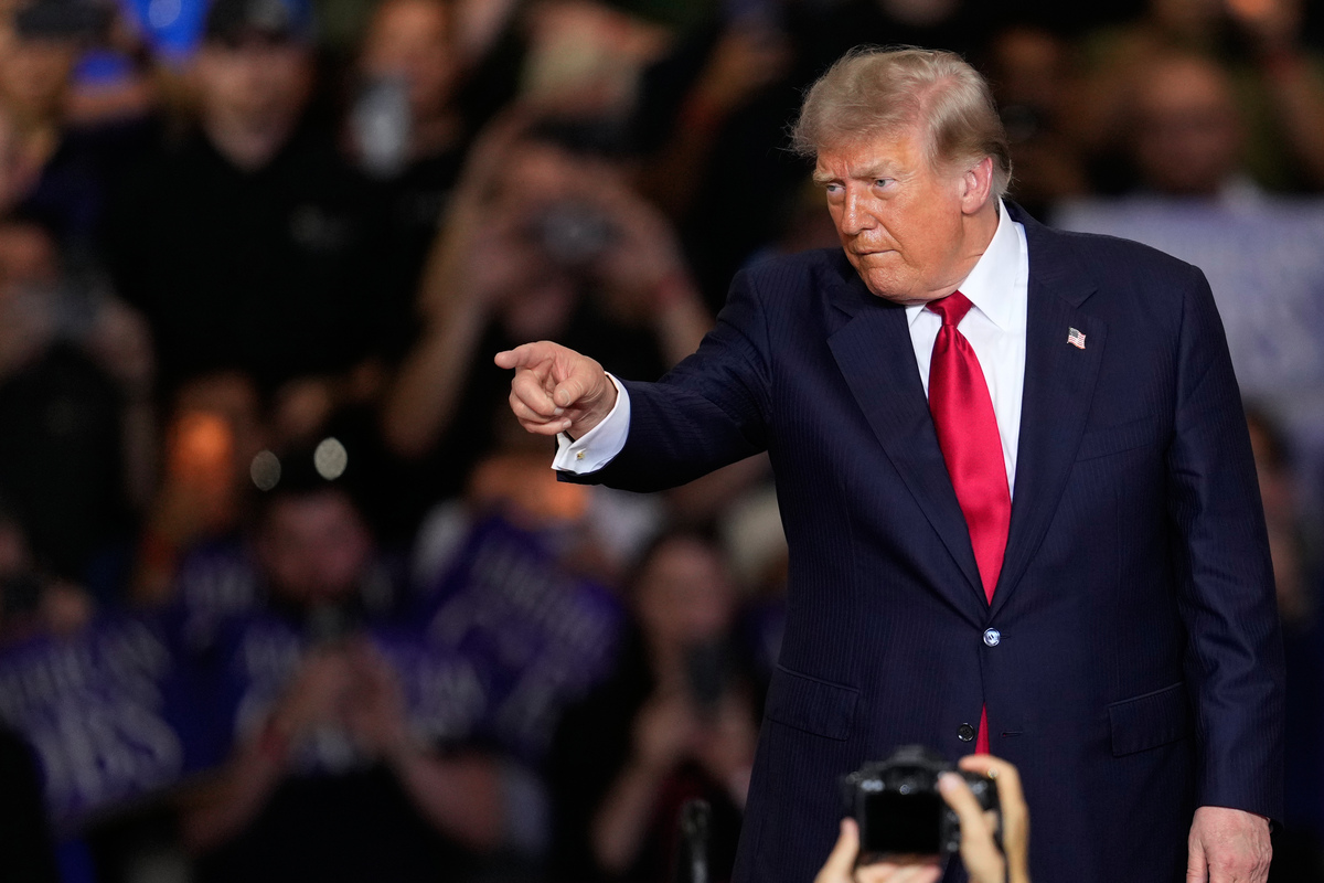 Presidente Donald Trump hace un gesto tras hablar en un evento en el campo de pruebas de General Motors el lunes. | AP