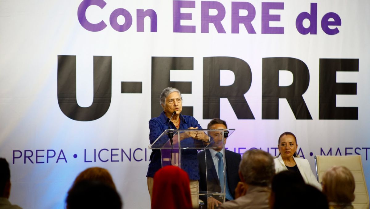 La U-ERRE entregó el Premio a la artista plástica Saskia Juárez. Foto: Jorge López