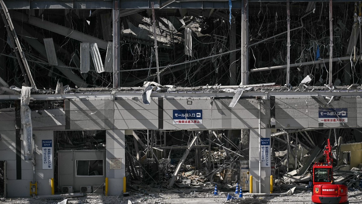 Vista general muestra daños en parte del centro comercial Aeon Mall Kumamoto, en Kashima, prefectura de Kumamoto. | AFP