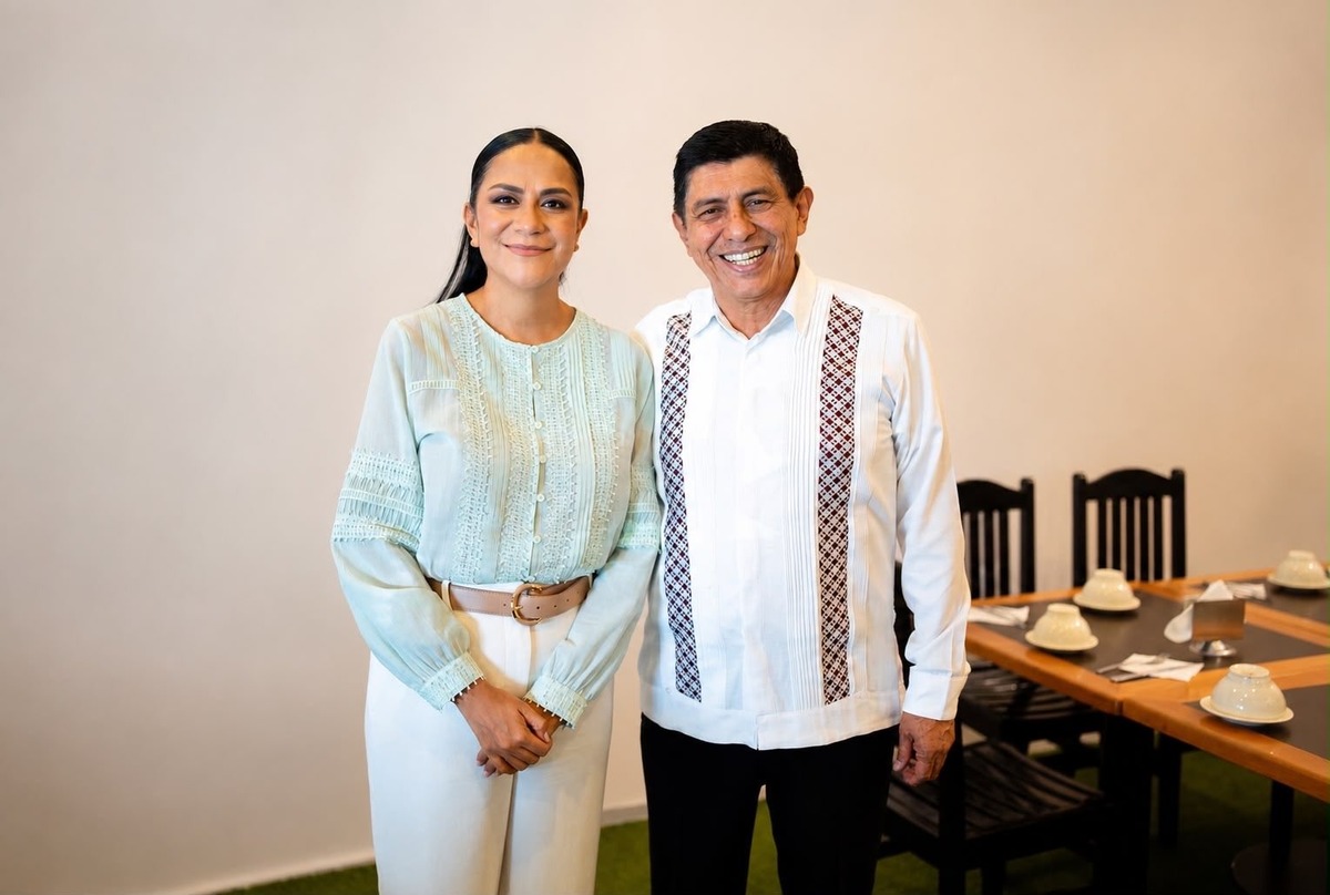 Ariadna Montiel y el gobernador Salomón Jara durante su encuentro de trabajo en Oaxaca.| Foto: Especial