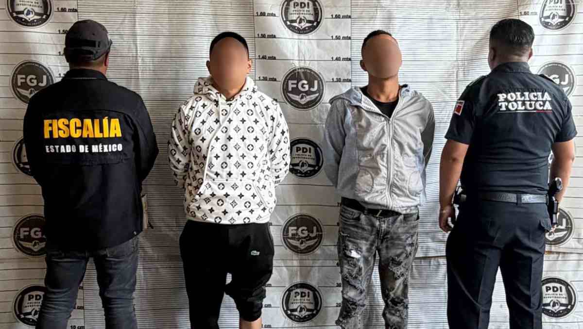 Autoridades capturaron a dos hombres acusados de asaltar con violencia a estudiantes de una universidad privada en Toluca. | Foto: Especial