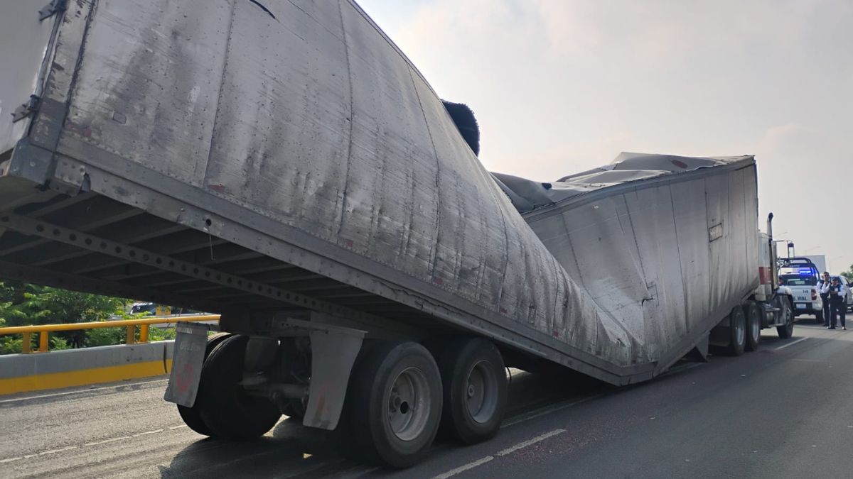 La caja de un trailer colapsó sobre el carril central del puente ubicado sobre el bulevar José María Morelos. | Juan Carlos Romero