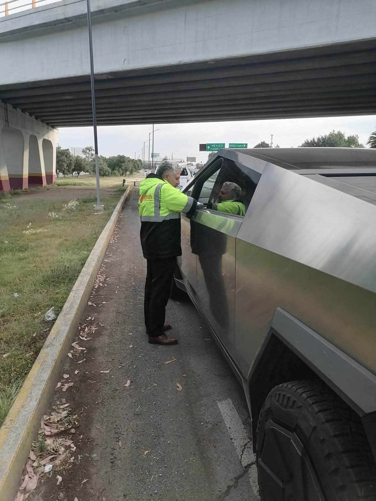 Un conductor de  un vehículo Tesla fue amonestado por invadir el carril exclusivo del Tuzobús. (Cortesía)