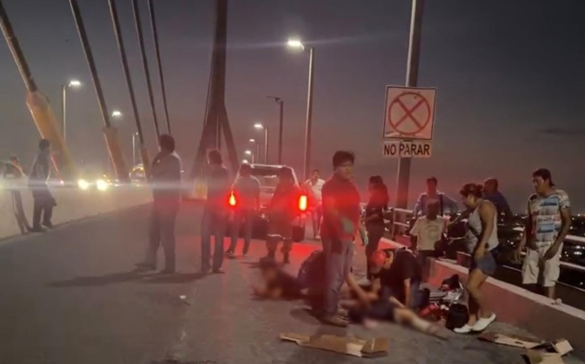 Cruzaban el puente Tampico en moto cuando fueron arrollados; tres resultan heridos. | Cortesía: Voluntarios Zona Sur de Tamaulipas