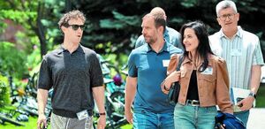 El director de Meta y la presidenta, Dina Powell McCormick, asisten a una conferencia en Sun Valley. B. MCDERMID/REUTERS