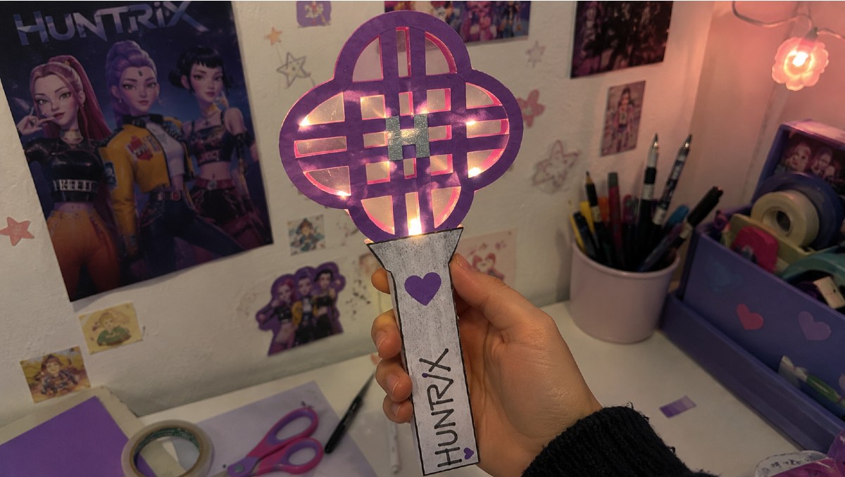 Cómo hacer un lightstick casero de HUNTRIX de Las Guerreras del K-pop | IA DISCOVER