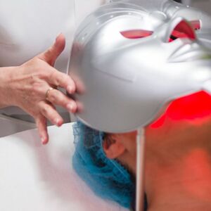 Descubre cómo funciona la terapia de luz roja. Avalada por la ciencia, ayuda a reducir arrugas, frenar la alopecia y reparar tejidos.