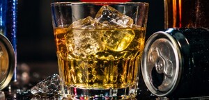 Mezclar alcohol con bebidas energéticas: riesgos, según Cofepris