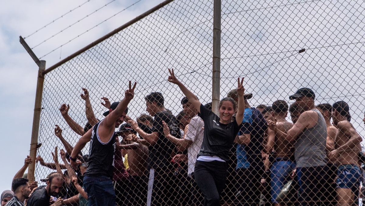 Migrantes cruzan desde Marruecos al enclave español de Ceuta. | AP