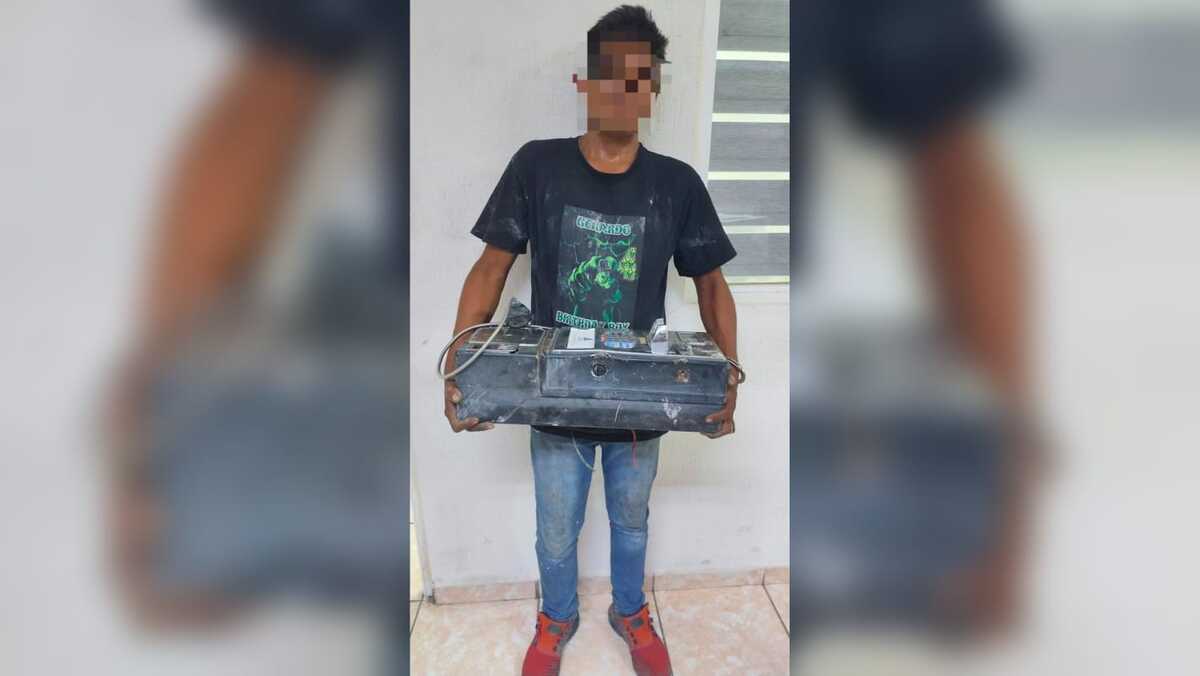 En Torreón, detienen a hombre que cargaba un teléfono público. Foto: cortesía DSPM Torreón.