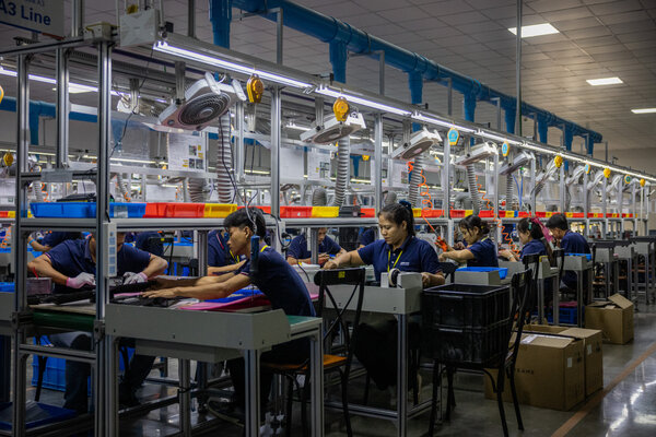 Trabajadores chinos ensamblan una linterna de bolsillo ultradelgada que vende ACG. | Foto: Qilai Shen / The New York Times