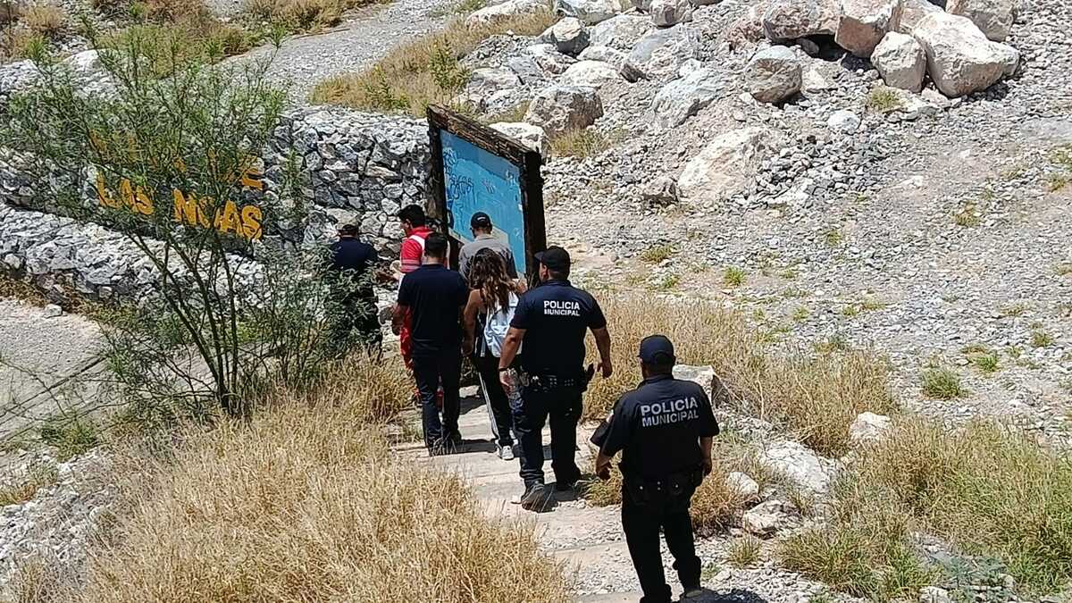 Adolescentes suben al Cerro de las Noas y al no poder bajar tienen que pedir ayuda. (Eunice Muñoz)
