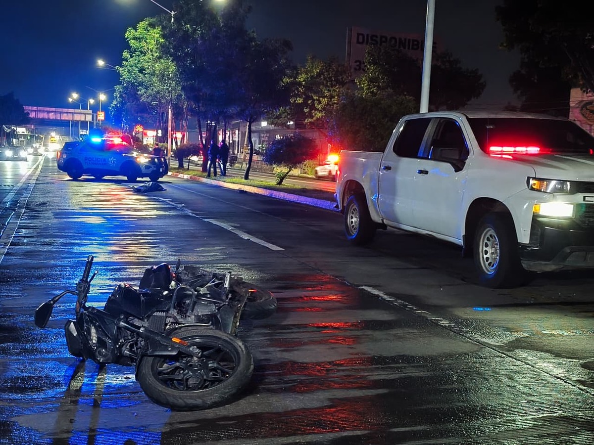 Además del atropellado, otro motociclista chocó contra la patrulla que resguardaba la escena. (Vicente Torres)