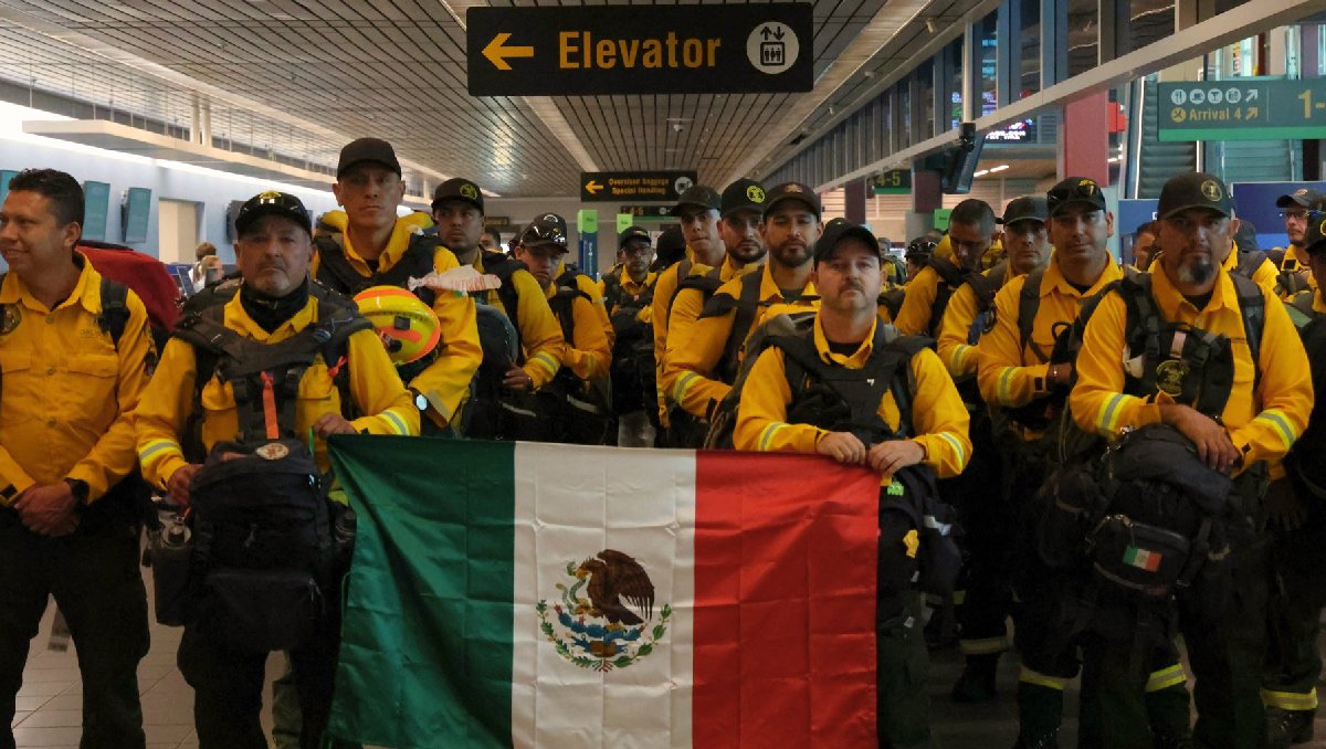 Bomberos mexicanos en apoyo a la comunidades del norte, tras los incendios forestales. | Especial