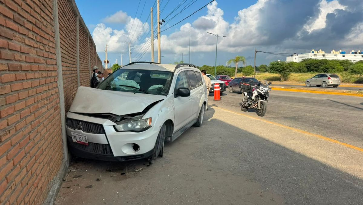 Camioneta choca contra barda de Pemex en Ciudad Madero. (Alberto Cano)