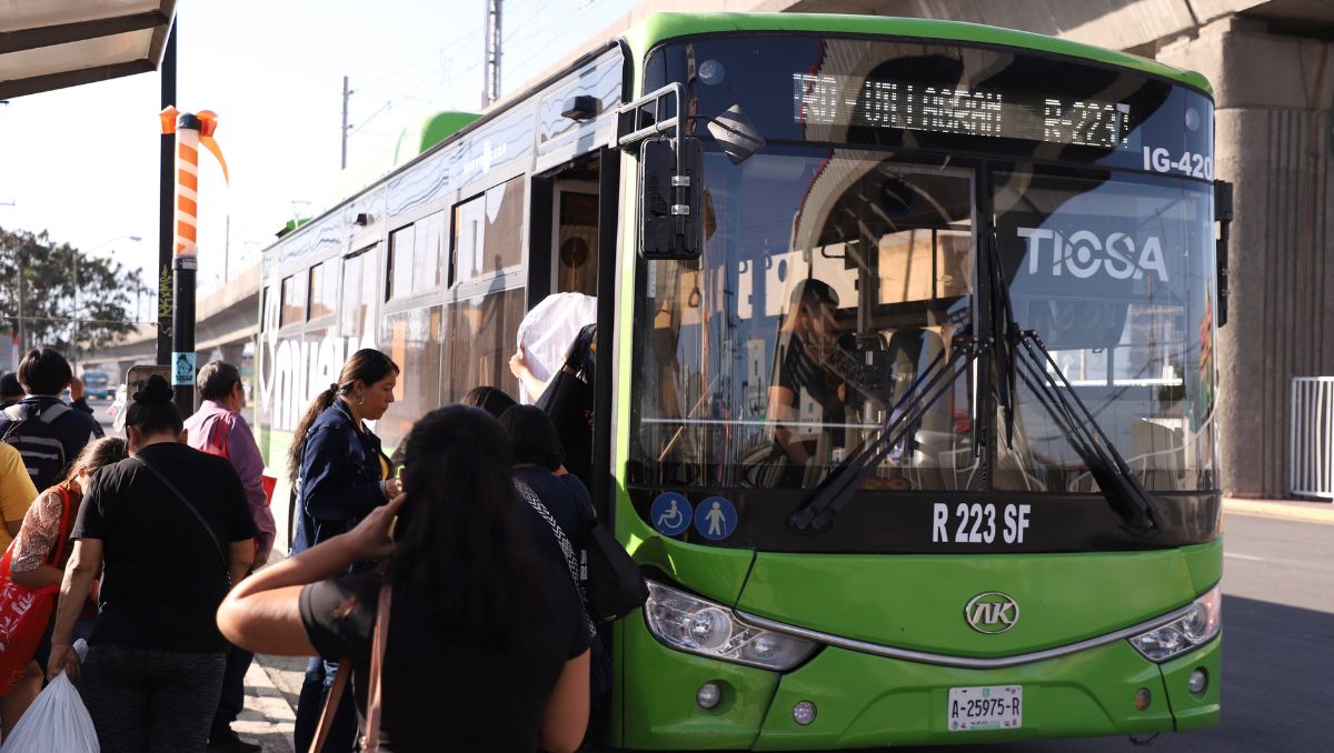 En algunas horas continúan las largas filas por la escasez de camiones en la metrópoli. Luis Guerra