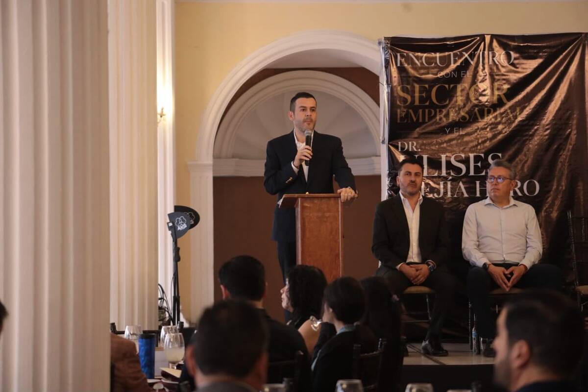 El diputado federal con licencia intercambió puntos de vista con representantes del sector empresarial | Foto: Cortesía.