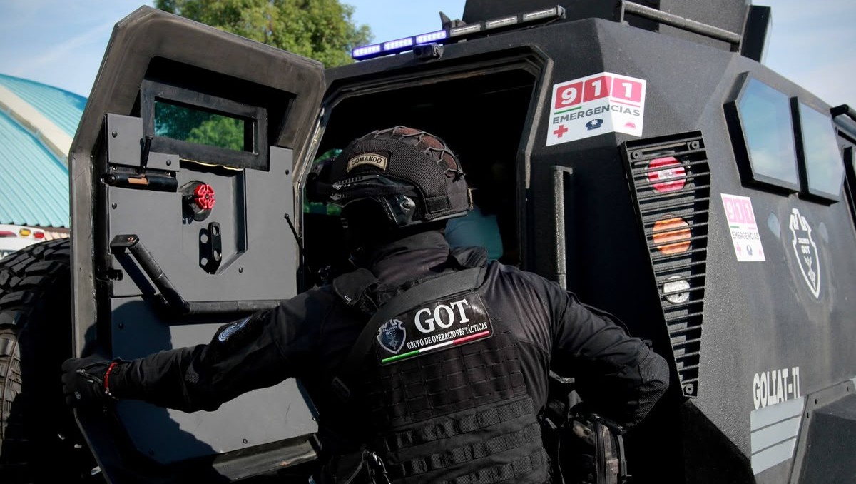 Elementos de la Policía de Jalisco durante traslado de un detenido buscado por EU (Cortesía Policía de Jalisco)