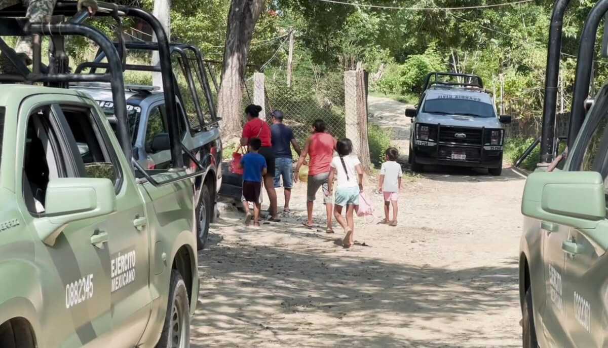 Familias desplazadas por violencia en Michoacán regresan a sus casas bajo resguardo militar. | Foto: Michel Torres Villanueva